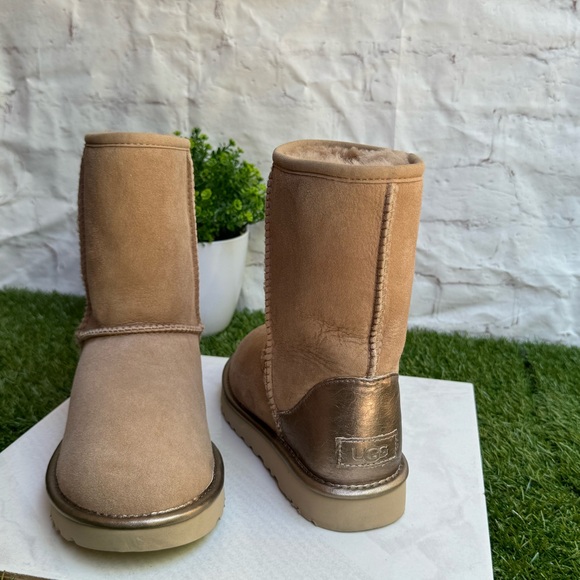 UGG Classic Short Shine Boots Beachwood Twinface Sheepskin
Water-resistant Sz 5 - Picture 9 of 14